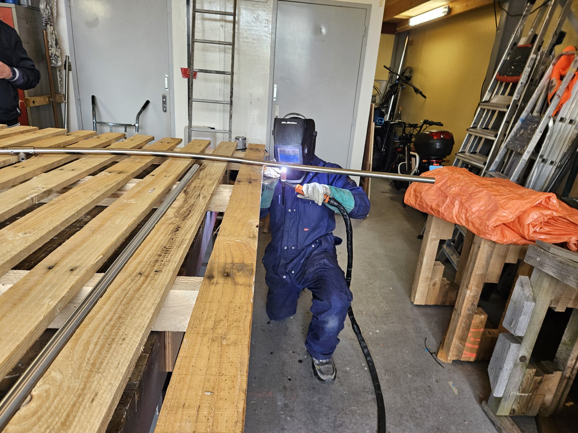 TIG-lassen van RVS leuning in de werkplaats