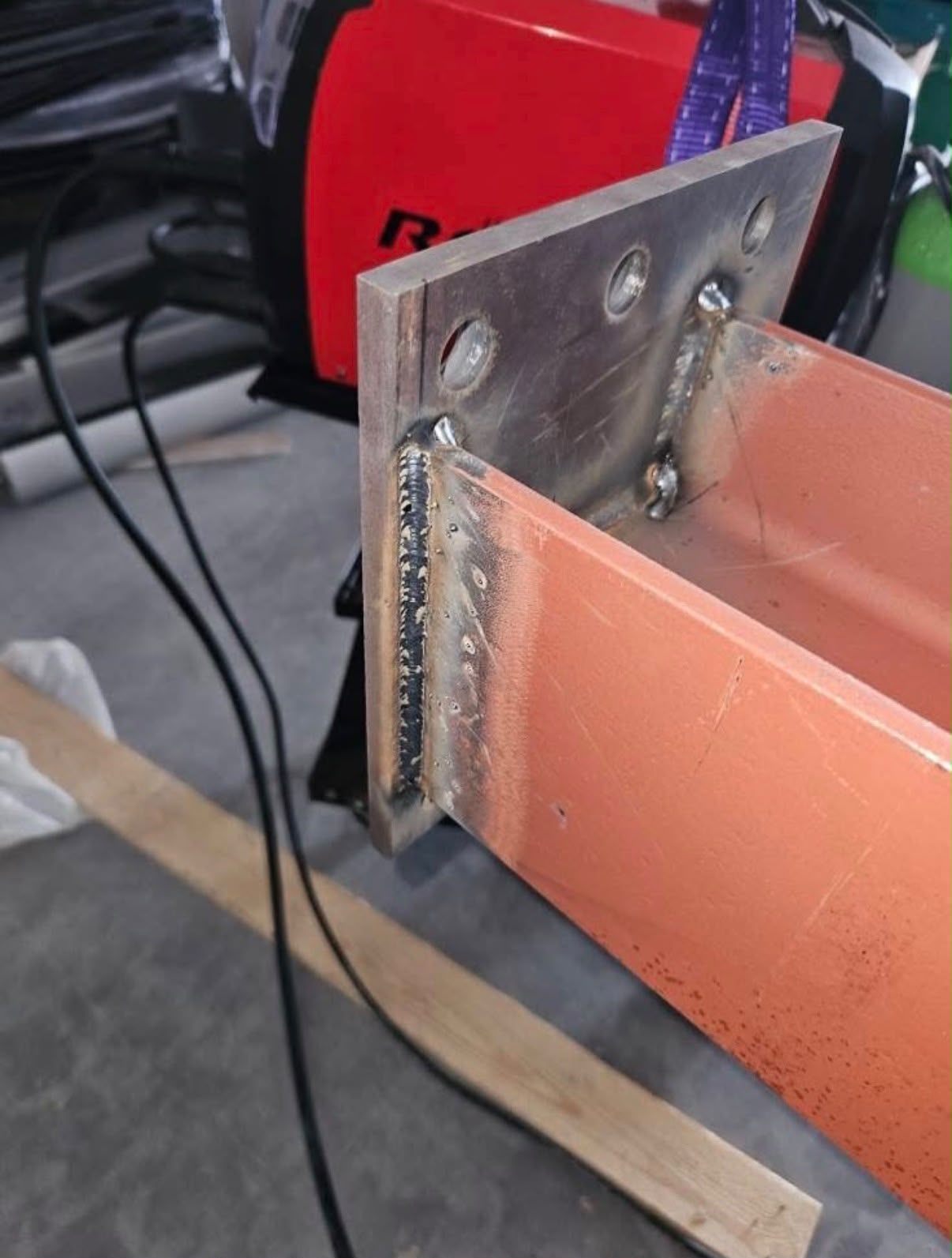 Detail van MIG/MAG hoeklas op stalen constructieplaat