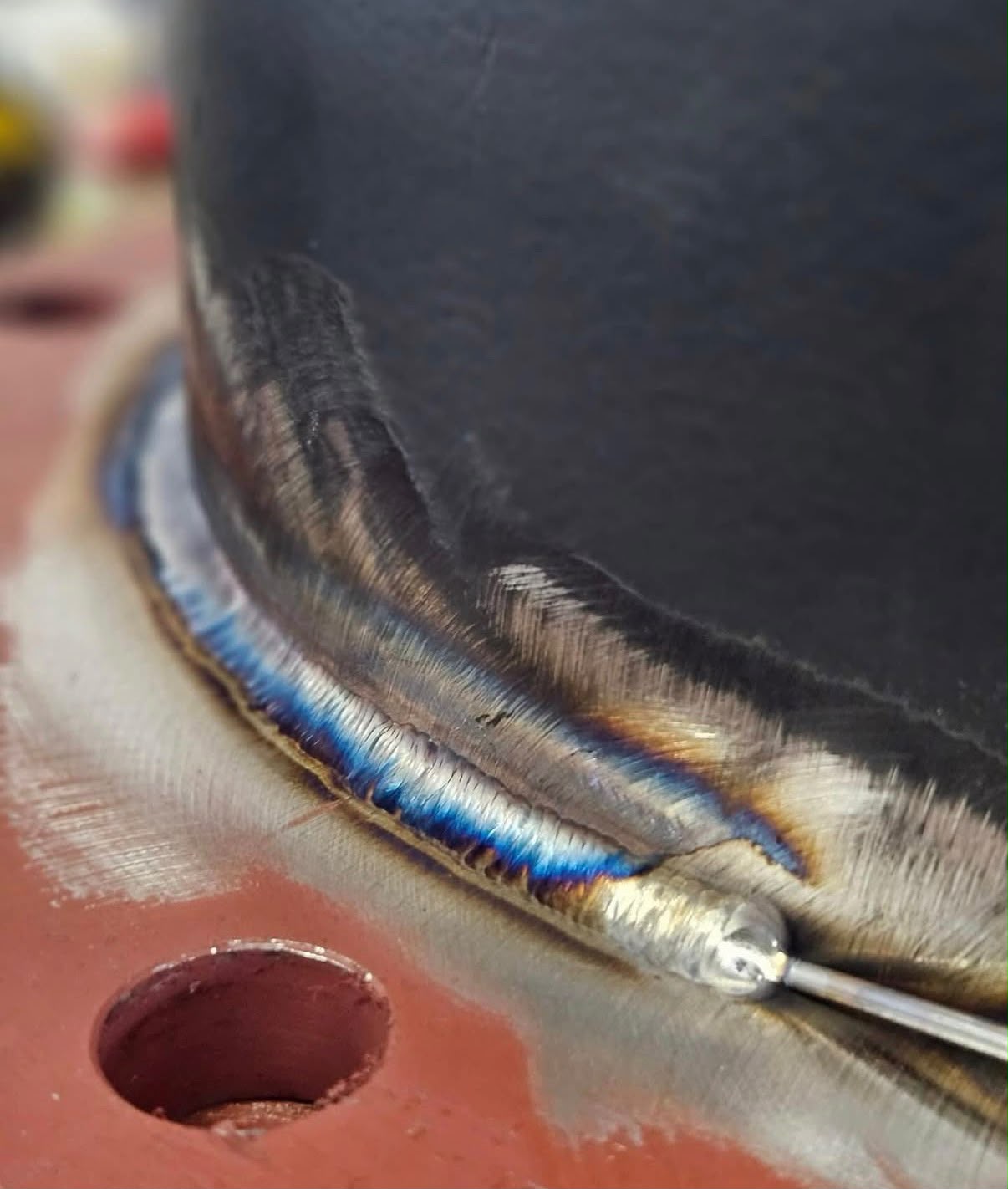 Detail van een strakke TIG lasnaad met aanloopkleuren